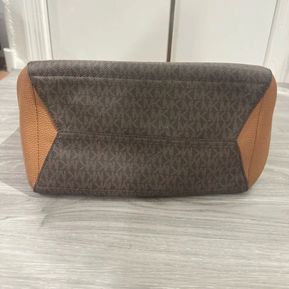 Michael Kors Elegant Brown and Tan Tote - Picture 6 of 11